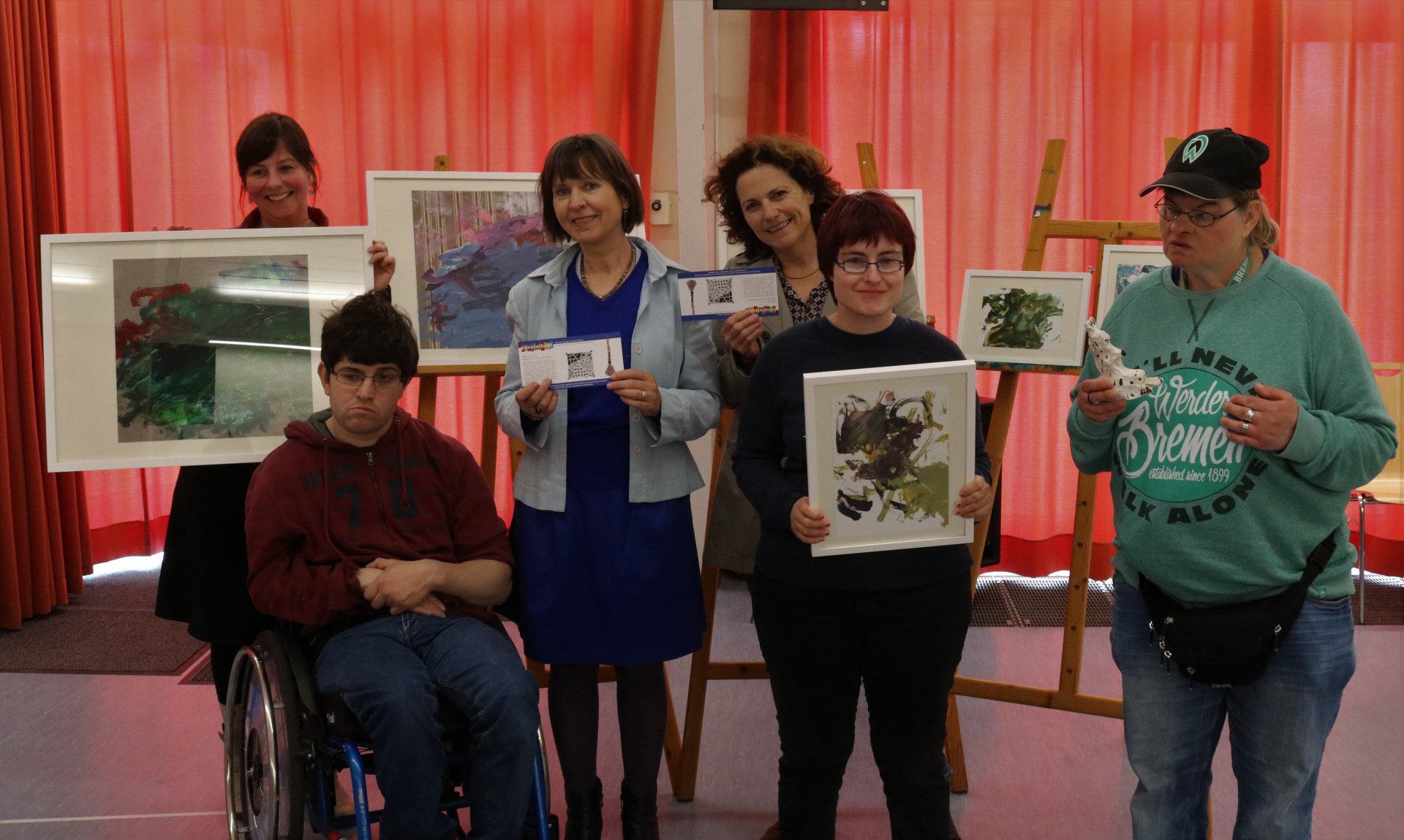 Die Kuratoren der kunsterbunt-Ausstellung mit Künstlern