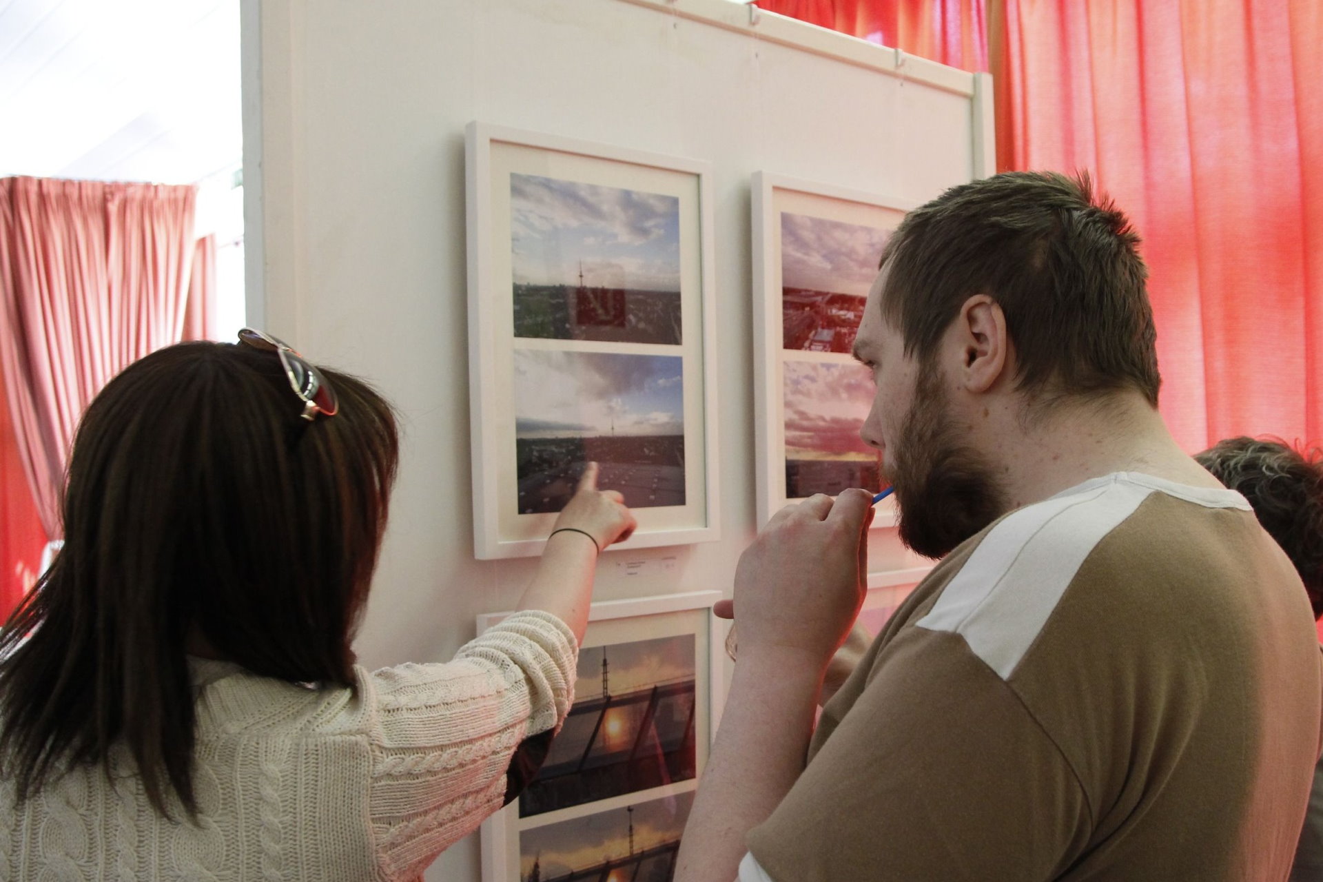 Besucher der Kunstausstellung 