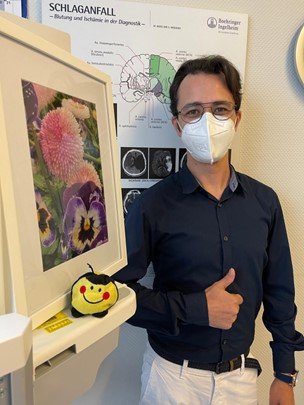 Ahmad Al Kassas, Facharzt für Neurologie am Klinikum Bremen Nord, mit dem für die Auktion gespendeten Bild 