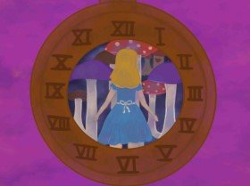 Ein Mädchen in einem blauen Kleid von hinten. Das Kind steht vor einem Wald aus Pilzen.