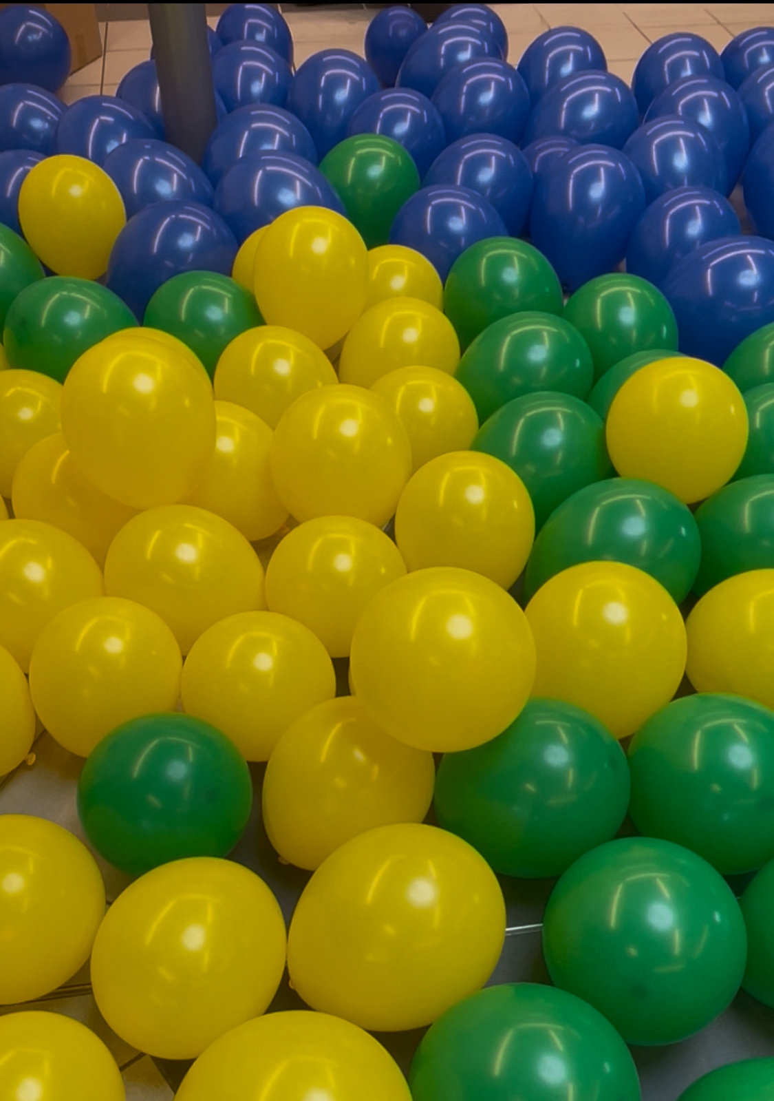 Voeöe Luftballons liegen auf dem Boden.